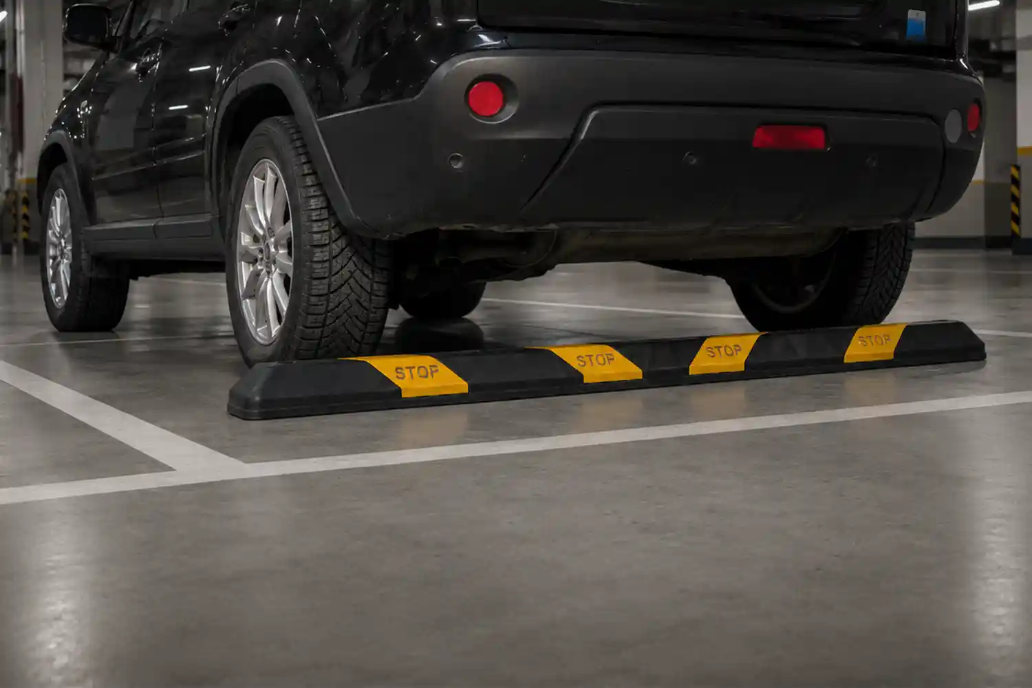Graničnik za parking PP L1900 montiran na parkirnom mjestu