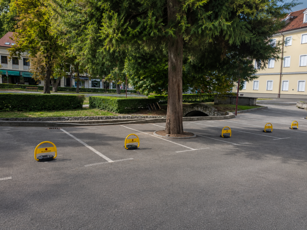 Više parking barijera postavljenih na parkirnim mjestima